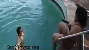 Chubby girl from Hyderabad fucked in the pool