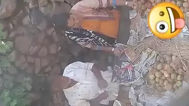 Aunty Giving handjob to apple street seller