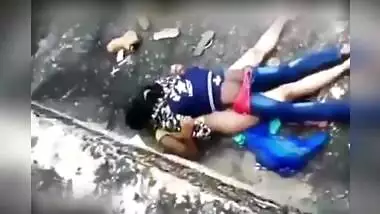 Outdoor fucking a neighbor's indian wife while her husband is at work, Desi MMs