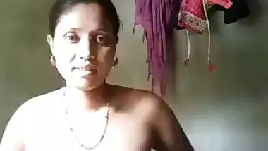 Cheating dehati hottie making her naked selfie in a bathroom