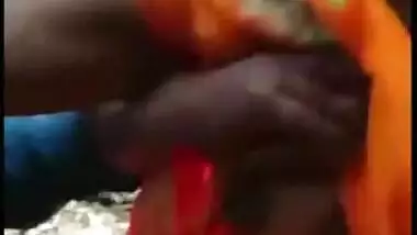 New desi MMS, Indian aunty giving blowjob village boy for money outdoor