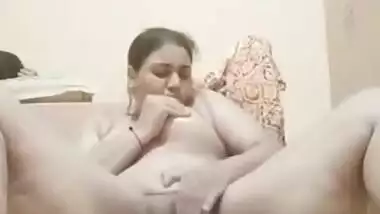 Desi fatty aunty fing her hot pussy