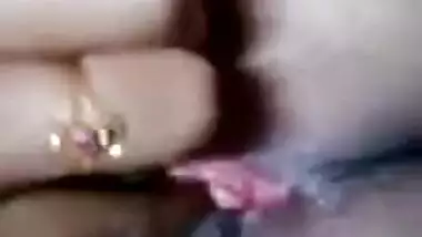 It isn't a problem for the Desi to show tits and pussy to her lover