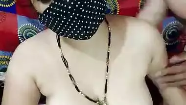 Nita boudi showing her sexy boobs