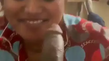 Mumbai girl gives an Indian blowjob to her roommate’s BF