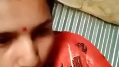 Porn of Desi woman who makes XXX man happy with the help of her mouth