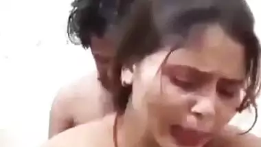 Husband bangs his nude wife’s pussy in the desi sex video