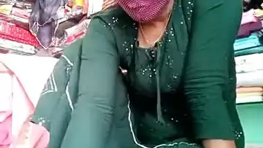 Horny Desi XXX woman in green salwar shows her ass and pussy