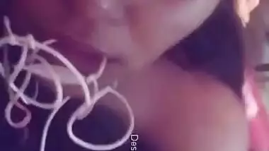 Plump Desi girl with sultry XXX eyes masturbates her muff with a pen