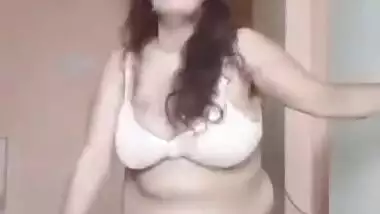Big Booby chubby Bhabhi HUGE FEAGURE full hotness